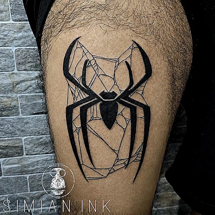Tatuaje de la araña de Spider-Man en negro sólido con telaraña geométrica sobre el muslo
