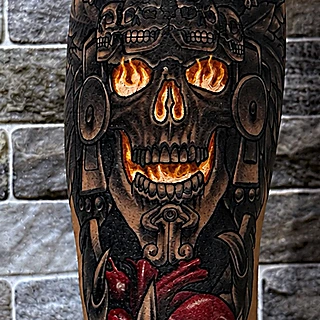 Detalle de la calavera prehispánica con ojos de fuego