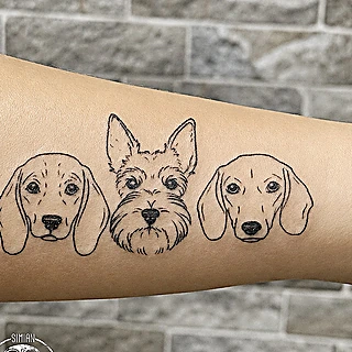 Detalle de tres retratos de perros en línea fina