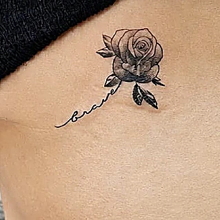 Detalle de la rosa pequeña con lettering fino en la costilla