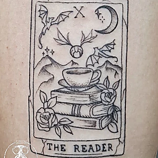 Detalle de la carta de tarot The Reader en línea fina