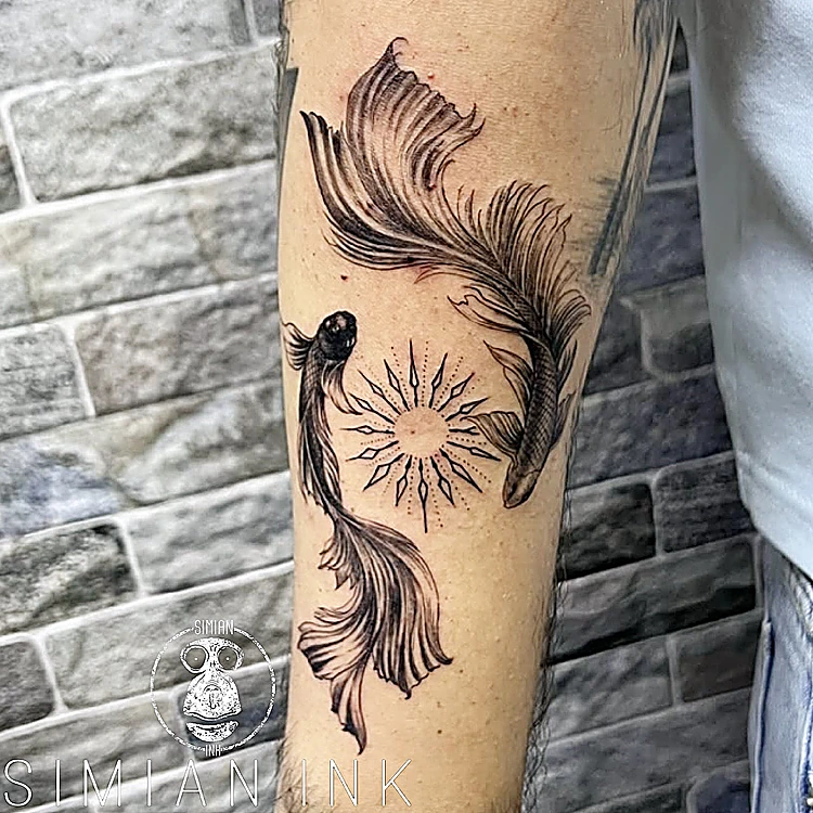 Tatuaje de pez beta y sol en negro con sombra suave sobre la pierna
