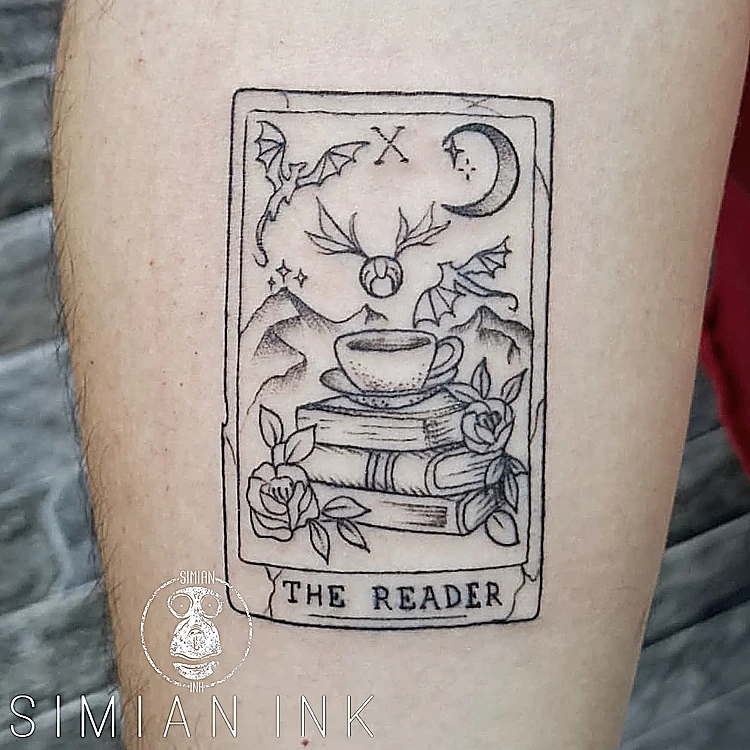 Tatuaje en línea fina de la carta de tarot The Reader con libros, taza de café y rosas, en el muslo